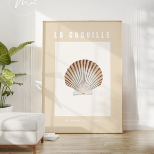 Puede incluir: Un póster beige con marco dorado que presenta una ilustración de acuarela de una concha. El póster tiene el texto "LA COQUILLE" en letras blancas y "SUMMER COLLECTION" en letras blancas más pequeñas.