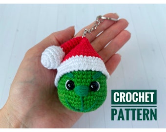 Padrão de enfeite de Natal em crochê. Enfeite de espelho retrovisor de carro e chaveiro com personagem natalino verde (PDF)