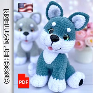 Może przedstawiać: Wzór na szydełku na niebieskiego i białego amigurumiego szczeniaka husky. Wzór jest dostępny jako plik PDF do pobrania.