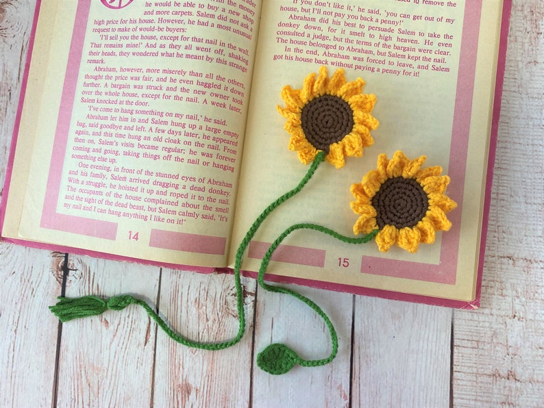 Sunflower Stem Bookmark crochet pattern listing photo by ThreadTutorial