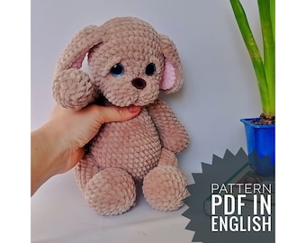 Patrón de ganchillo para cachorro de peluche amigurumi con orejas caídas en hilo de terciopelo. Tutorial en PDF para descargar al instante.