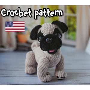 Puede incluir: Un perro carlino de ganchillo con hocico, orejas y patas negras, y un cuerpo de color canela claro. El texto "Crochet pattern" está encima del perro, y la bandera americana está en la esquina superior izquierda.