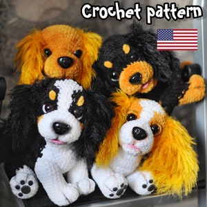 K&ouml;nnte beinhalten: Vier geh&auml;kelte Hundespielzeuge in verschiedenen Farben, darunter Schwarz, Wei&szlig;, Orange und Braun. Die Hunde sitzen auf einem Holzregal. Das Bild enth&auml;lt den Text "Crochet pattern" und eine US-Flagge.