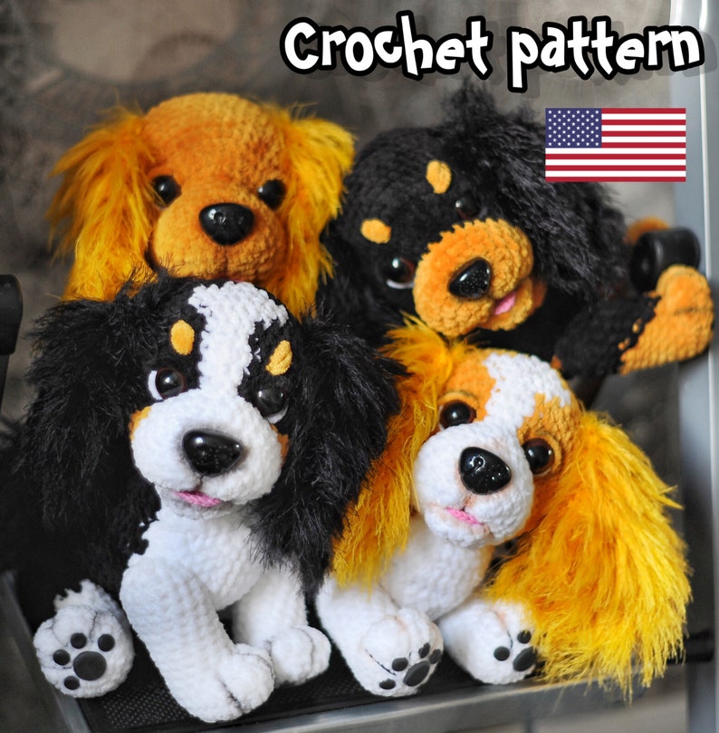 K&ouml;nnte beinhalten: Vier geh&auml;kelte Hundespielzeuge in verschiedenen Farben, darunter Schwarz, Wei&szlig;, Orange und Braun. Die Hunde sitzen auf einem Holzregal. Das Bild enth&auml;lt den Text "Crochet pattern" und eine US-Flagge.
