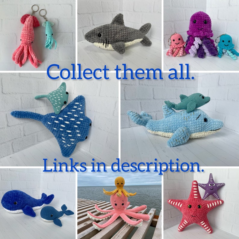 Puede incluir: Una colecci&oacute;n de criaturas marinas de crochet, que incluyen un tibur&oacute;n, un pulpo, una raya, una estrella de mar y delfines. El texto "Collect them all." y "Links in description." tambi&eacute;n se incluyen en la imagen.