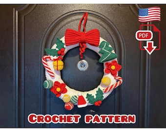 Schema per ghirlanda natalizia all'uncinetto con fiocco rosso, bastoncini di zucchero e agrifoglio. Decorazione festiva per la porta d'ingresso in formato PDF.