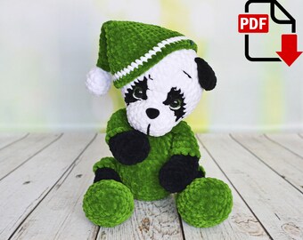 Patrón de ganchillo para tejer un panda durmiendo. Oso de peluche amigurumi en pijama. Tutorial en PDF para crear un acogedor juguete para la hora de dormir, ideal para la decoración de la habitación del bebé o como regalo.