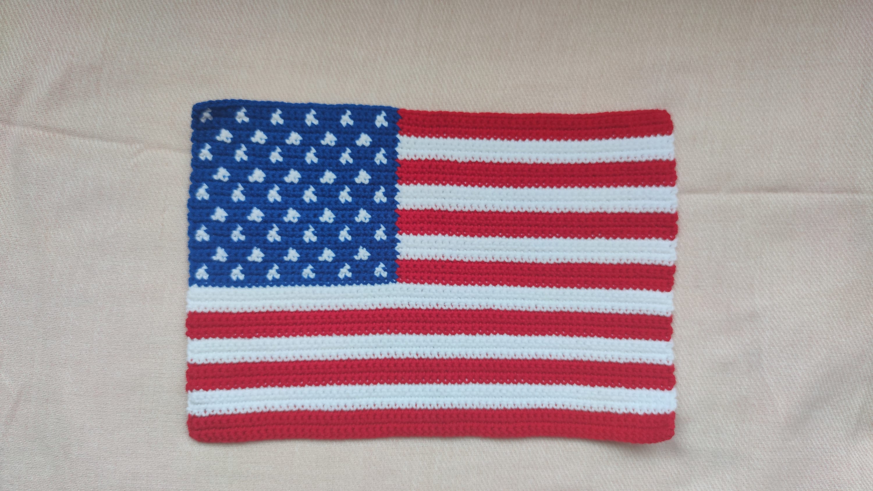 かぎ針編みのアメリカ国旗パターン。7月4日のギフト。独立記念日の
