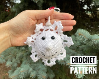 Padrão de crochê para um enfeite de floco de neve sorridente. Lindo enfeite de árvore de Natal em amigurumi (PDF).