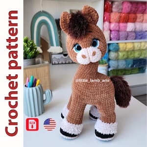 Puede incluir: Patrón de crochet para un caballo amigurumi marrón y blanco con ojos azules. El patrón está disponible para descargar en PDF. @little_lamb_ami