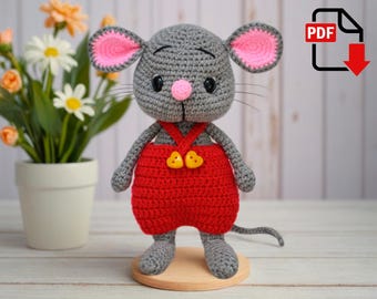 Patrón de ratón a crochet. Ratón amigurumi vestido con overol. Tutorial en PDF de un adorable animal del bosque para descarga inmediata.