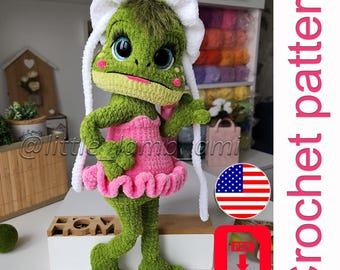 Patrón de muñeca de rana de ganchillo con patas largas y gorro. Peluche amigurumi con vestido rosa. Tutorial en PDF con hilo de terciopelo.