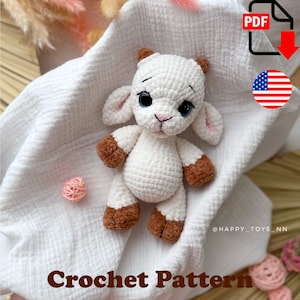 Può includere: Un agnello all'uncinetto bianco con zoccoli e orecchie marroni e occhi blu. L'agnello è seduto su un panno bianco. Il testo "Crochet Pattern" è in basso nell'immagine.