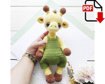 Patrón de amigurumi de jirafa a crochet. Tutorial en PDF de un peluche de safari con overol.