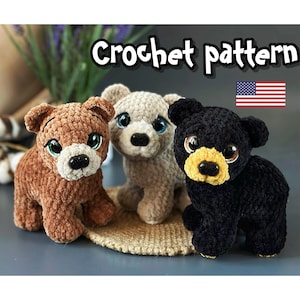 Puede incluir: Tres osos de ganchillo en marrón, beige y negro. Cada oso tiene ojos grandes y expresivos y un hocico contrastante. Los osos se exhiben sobre una superficie de color neutro, con el texto "Crochet pattern" encima.