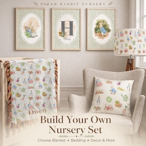 Könnte beinhalten: Ein Kinderzimmer-Set mit Peter Hase-Illustrationen. Enthält gerahmte Kunstwerke, eine Lampe, eine Decke und ein Kissen. Decke und Kissen haben ein sich wiederholendes Muster von Peter Hase und Gartenelementen. Der Text lautet "Build Your Own Nursery Set".