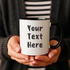 11 oz Keramikbecher Mockup mit schwarzem Griff, weiße Kaffeetasse Mockup gehalten von Modell, Styled Lifestyle Stock Photo, Digital JPEG Mockup Bild