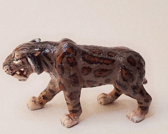 Encomenda personalizada e única de um Smilodon antigo ou tigre-dentes-de-sabre, um grande felino ancestral.