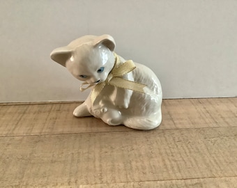 VINTAGE white kitten with mouse made in Brazil ceramic figurine