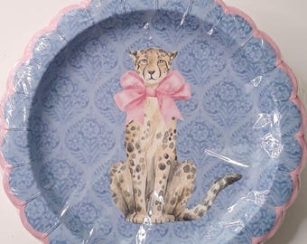 Pratos de papel com estampa de chita e laço em estilo vintage.
