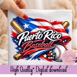 Op de afbeelding: Wit T-shirt met een honkbalontwerp. Het ontwerp bevat de Puerto Ricaanse vlag, honkbalknuppels en een honkbal. De woorden "Puerto Rico Baseball" staan prominent afgebeeld. De tekst "High Quality* Digital download" is ook zichtbaar.