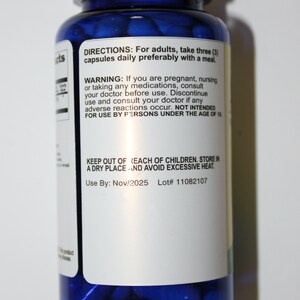 Peut inclure: Une bouteille en plastique bleue avec un couvercle blanc et une &eacute;tiquette blanche. L'&eacute;tiquette comporte du texte noir qui indique "DIRECTIONS: For adults, take three (3) capsules daily preferably with a meal." et "WARNING: If you are pregnant, nursing or taking any medications, consult your doctor before use. Discontinue use and consult your doctor if any adverse reactions occur. NOT INTENDED FOR USE BY PERSONS UNDER THE AGE OF 18." L'&eacute;tiquette comporte &eacute;galement du texte noir qui indique "KEEP OUT OF REACH OF CHILDREN. STORE IN A DRY PLACE AND AVOID EXCESSIVE HEAT." et "Use By: Nov/2025 Lot# 11082107".
