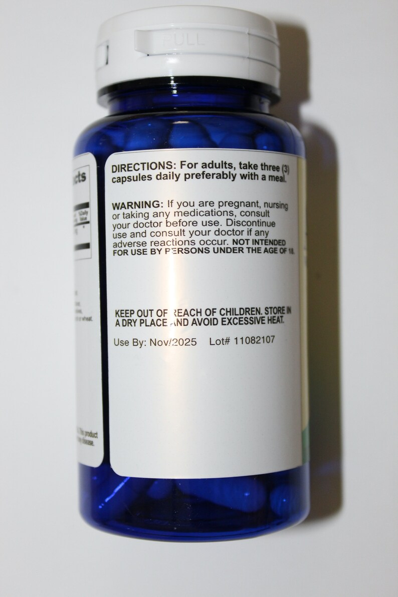 Peut inclure: Une bouteille en plastique bleue avec un couvercle blanc et une &eacute;tiquette blanche. L'&eacute;tiquette comporte du texte noir qui indique "DIRECTIONS: For adults, take three (3) capsules daily preferably with a meal." et "WARNING: If you are pregnant, nursing or taking any medications, consult your doctor before use. Discontinue use and consult your doctor if any adverse reactions occur. NOT INTENDED FOR USE BY PERSONS UNDER THE AGE OF 18." L'&eacute;tiquette comporte &eacute;galement du texte noir qui indique "KEEP OUT OF REACH OF CHILDREN. STORE IN A DRY PLACE AND AVOID EXCESSIVE HEAT." et "Use By: Nov/2025 Lot# 11082107".