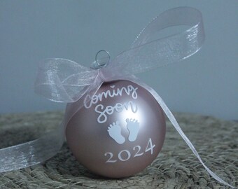 Kerstbal Coming soon 2024 roze - bekendmaking baby - zwangerschap - kerstmis - kerstbal