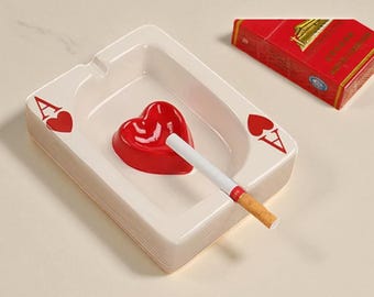 Cendrier coeur rouge pour cartes à jouer : décoration d'art en céramique