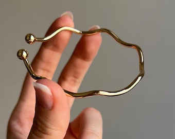 Conjunto de pulseras minimalistas con ondas: brazaletes abiertos de plata y oro