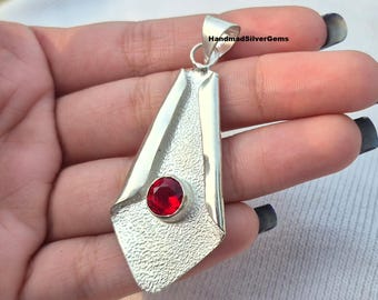 Colgante moderno de plata texturizada con piedra preciosa roja