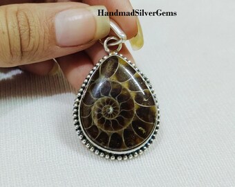 アンモナイトの手作りシルバーペンダント アンモナイトの化石のシルバー手作りペンダント。