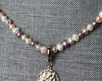 Freshwater multicolor pearl necklace. Irregular baroque pearls (4-5mm). Silver/gold
