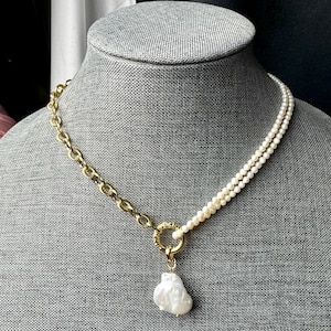Zoetwaterhalsketting met halve parel. Echte barokparels 3-4 mm met verzilverde/vergulde ketting. Afneembare barokke parelhanger