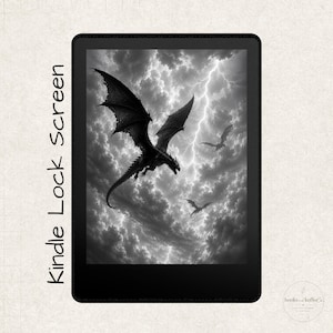 Puede incluir: Un dispositivo lector electrónico negro que muestra una pantalla de bloqueo Kindle con una ilustración en escala de grises de tres dragones volando a través de un cielo tormentoso lleno de nubes oscuras y un rayo brillante. El texto Kindle Lock Screen es visible.