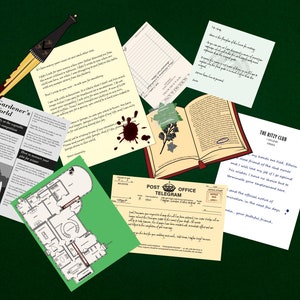 Puede incluir: Una mesa verde con varios documentos y un libro abierto. Los documentos incluyen una carta, un telegrama, un recorte de peri&oacute;dico, un plano de planta y una nota. El libro tiene una cubierta roja y un dibujo de una planta en su interior. El texto en los documentos incluye "The Ritzy Club", "Gardener's World" y "Post Office Telegram".