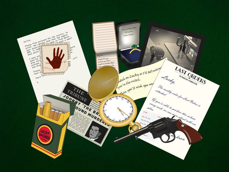 Peut inclure: Un ensemble d'objets li&eacute;s &agrave; un myst&egrave;re de meurtre, comprenant un titre de journal, un paquet de cigarettes, une montre de poche, une arme &agrave; feu, une bague dans un &eacute;crin, une note et un bon de commande de fun&eacute;railles. Le titre du journal est "Johnny 'The Brain' Found Murdered". La note dit "Hitch on Lucky or I'll tell everyone you're the snitch."