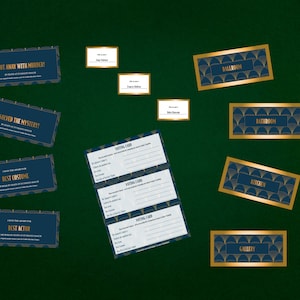 Puede incluir: Un conjunto de tarjetas imprimibles para una fiesta de misterio de asesinato. Las tarjetas est&aacute;n decoradas con un patr&oacute;n art d&eacute;co azul y dorado. Las tarjetas incluyen nombres de habitaciones como "Sal&oacute;n de baile", "Ba&ntilde;o" y "Cocina", as&iacute; como premios como "Mejor disfraz" y "Mejor actor".