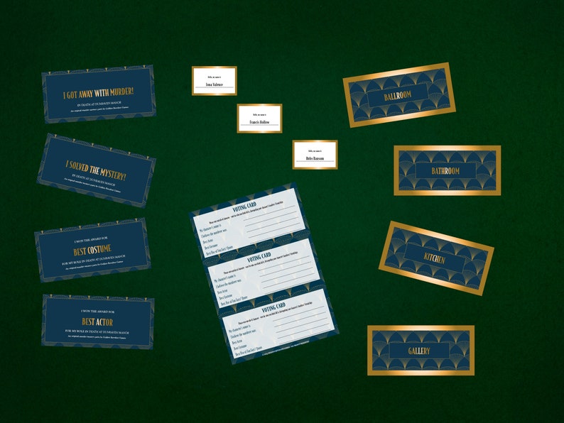 Puede incluir: Un conjunto de tarjetas imprimibles para una fiesta de misterio de asesinato. Las tarjetas est&aacute;n decoradas con un patr&oacute;n art d&eacute;co azul y dorado. Las tarjetas incluyen nombres de habitaciones como "Sal&oacute;n de baile", "Ba&ntilde;o" y "Cocina", as&iacute; como premios como "Mejor disfraz" y "Mejor actor".