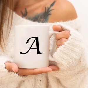 Taza de café inicial personalizada / Taza inicial monograma l Taza de café inicial de fuente personalizada / Regalo del día de San Valentín l Taza personalizada para el mejor amigo