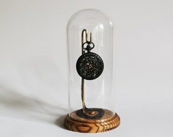 Taschenuhrenhalter, bedeckt mit einem Glaszylinder