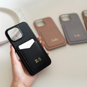 iPhone 16 Leder-Kartenhalter iPhone-Hülle - Personalisierte Hot Press Initial Case für iPhone 16 15, 14, 13, 12, 11 Pro, Max, Mini