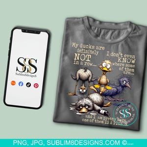 Könnte beinhalten: Ein graues T-Shirt mit einer humorvollen Illustration von Enten und dem Text "Meine Enten sind definitiv NICHT in einer Reihe... Ich weiß nicht mal, wo einige von ihnen sind... und ich bin mir ziemlich sicher, dass einer von ihnen EINE TAUBE ist."