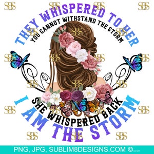 Könnte beinhalten: Ein Grafikdesign mit dem Kopf einer Frau, die Blumen im Haar trägt. Der Text lautet: "Sie flüsterten ihr zu, dass du dem Sturm nicht standhalten kannst. Sie flüsterte zurück: Ich bin der Sturm."