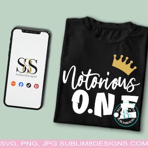 Könnte beinhalten: Schwarzes T-Shirt mit den weißen Worten "Notorious ONE", einer goldenen Kronengrafik und einem Logo. Ein Smartphone zeigt ein Logo und Social-Media-Symbole.
