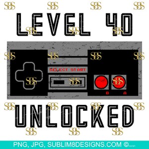 Könnte beinhalten: Eine Grafik einer Videospielkonsole im Retro-Stil mit dem Text "LEVEL 40 UNLOCKED" in Schwarz und Gold. Der Controller ist grau mit roten Knöpfen und schwarzem Hintergrund. Der Text "SSS" wird in Gold um das Bild herum wiederholt.