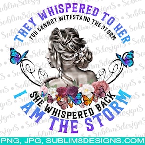 Könnte beinhalten: Ein digitales Design mit einer Frau mit langen, dunklen Haaren und einer Blumenkrone. Der Text "They whispered to her you cannot withstand the storm she whispered back I am the storm" ist in einem lila und blauen Farbverlauf um die Frau herum geschrieben. Das Design enthält auch Schmetterlinge in Blau und Lila.