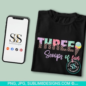 以下が含まれることがあります： アイスクリームコーンと「THREE Scoops of Fun」というテキストのカラフルなグラフィックが描かれた黒いTシャツ。グラフィックはピンク、ブルー、グリーン、ブラウンで構成されています。テキストは白いフォントです。シャツには右下に「Sublim&designS」という小さなロゴもあります。