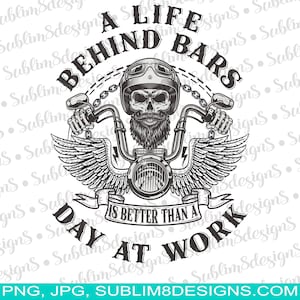 Könnte beinhalten: Schwarz-weiß-Illustration eines Schädels mit Bart, der ein Motorrad mit Flügeln fährt. Der Text lautet "A Life Behind Bars Is Better Than A Day At Work".