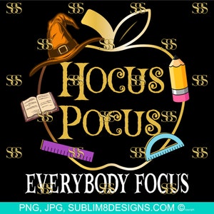 Puede incluir: Una manzana dorada con las palabras "Hocus Pocus Everybody Focus" en ella. La manzana está rodeada por un sombrero de bruja, un libro, un lápiz y un transportador.